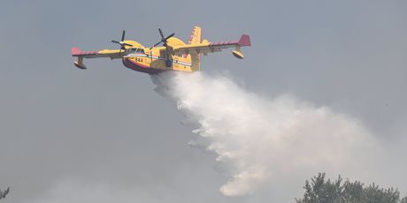 Vatrogasci i kanaderi gase veliki požar u zaleđu Skradina koji je prešao i u selo Bratiškovci - 1