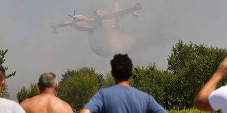 Vatrogasci i kanaderi gase veliki požar u zaleđu Skradina koji je prešao i u selo Bratiškovci - 2