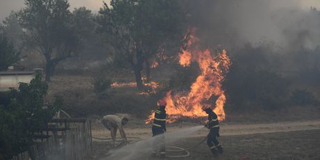 Vatrogasci i kanaderi gase veliki požar u zaleđu Skradina koji je prešao i u selo Bratiškovci - 4