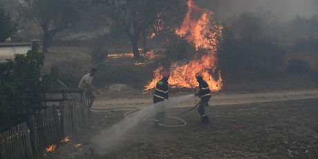 Vatrogasci i kanaderi gase veliki požar u zaleđu Skradina koji je prešao i u selo Bratiškovci - 5