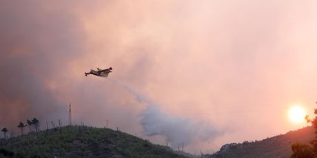 Tučepi: Kanader stigao u pomoć vatrogascima koji se bore s požarom