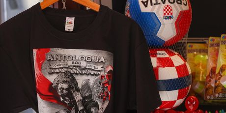 Prodaja suvenira uoči Thompsonovog koncerta - 1