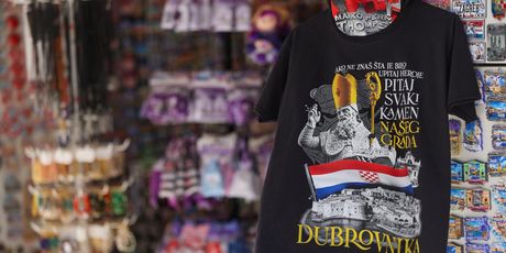 Prodaja suvenira uoči Thompsonovog koncerta - 2