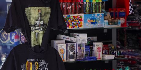 Prodaja suvenira uoči Thompsonovog koncerta - 3