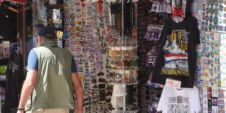 Prodaja suvenira uoči Thompsonovog koncerta - 6