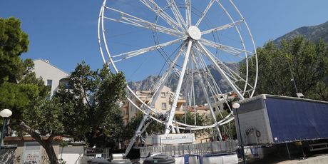 Panoramski kotač na glavnoj plaži u Makarskoj - 1
