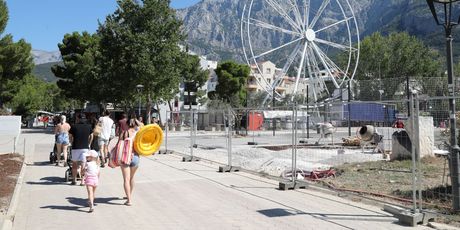 Panoramski kotač na glavnoj plaži u Makarskoj - 3