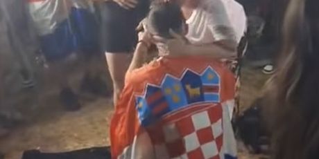 Zaruke na Thompsonovom koncertu