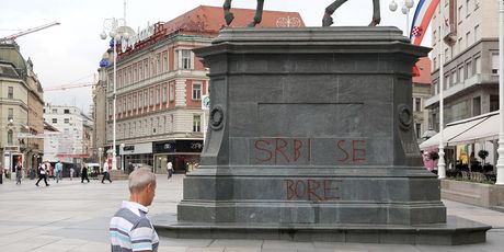 Osvanuo natpis na spomeniku banu Jelačiću - 3