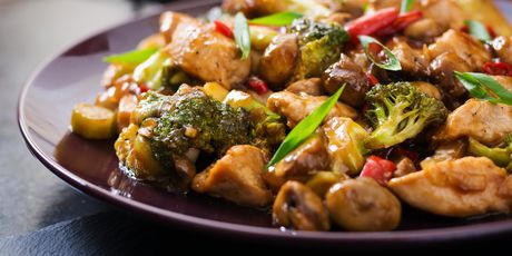 Stir fry s piletinom i brokulom
