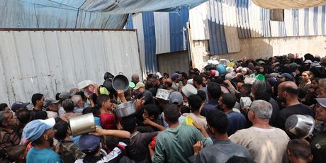 Palestinska djeca čekaju na hranu - 1