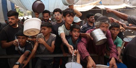 Palestinska djeca čekaju na hranu - 4