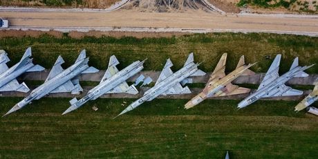 Groblje vojnih aviona ostavljenih u polju