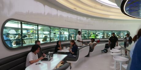 Tesla Diner izgledom podsjeća na stare američke restorane, ali s futurističkim detaljima