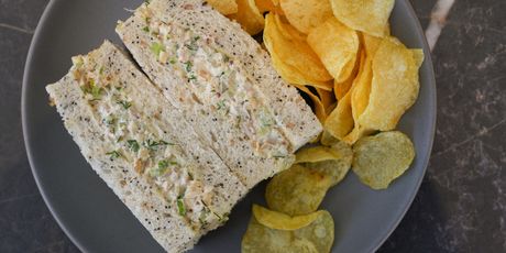 Sendvič od sira i luka obično se jede s čipsom