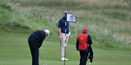 Trump igra golf - 1