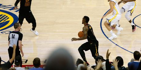 J. R. Smith bježi od koša (Foto: AFP)