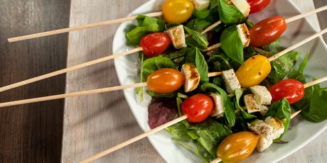 Caprese sa šarenim rajčicama u obliku ražnjića