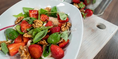 Salata s jagodama, mozzarellom i orasima
