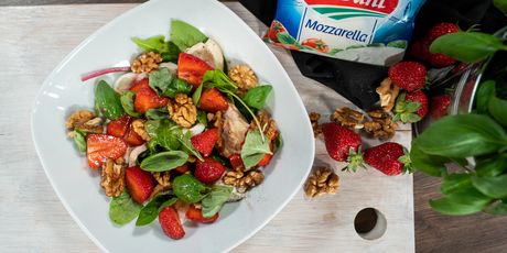 Salata s jagodama, mozzarellom i orasima