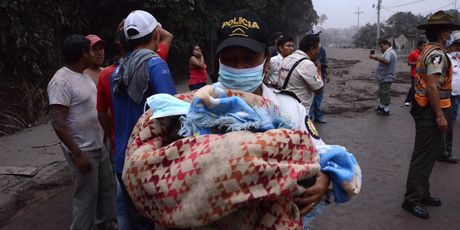 Eruptirao vulkan Fuego u Guatemali (Foto: AFP)