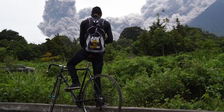 Eruptirao vulkan Fuego u Guatemali (Foto: AFP) - 1