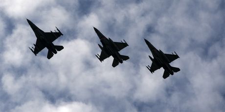 Tri zrakoplova F-16 NATO saveza (Foto: Arhiva/AFP)