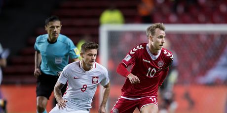 Karol Linetty i Christian Eriksen (Foto: AFP)