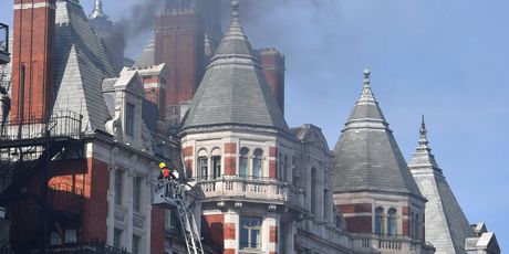 Buknuo požar u luksuznom londonskom hotelu (Foto: AFP)