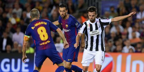 Sergio Busquets, Miralem Pjanić i Andres Iniesta (Foto: AFP)