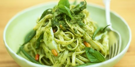 Pesto genovese često se jede sa špagetima