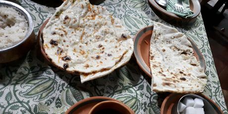 Naan i čaj od đumbira