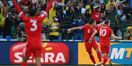 Ashley Cole slavi gol, Lampard i Rooney prosvjeduju (Foto: AFP)