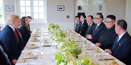 Delegacije SAD-a i Sjeverne Koreje na radnom ručku (Foto: AFP)