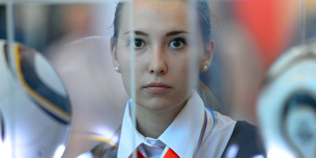 Volonterka na Svjetskom prvenstvu (Foto: AFP)