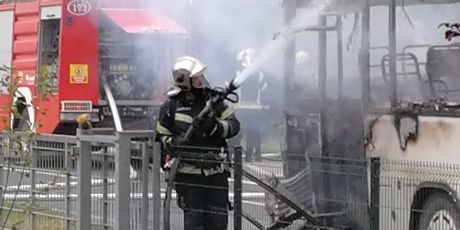Vatrogasac gasi zapaljeni autobus u Brezovici (Foto: Dnevnik.hr)
