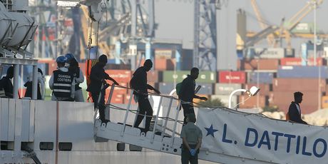 Migranti se iskrcavaju u Valenciji (Foto: AFP)