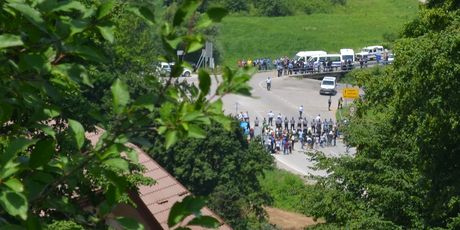 Migranti na granici s Hrvatskom kod Velike Kladuše (Foto: Radio Velika Kladuša)