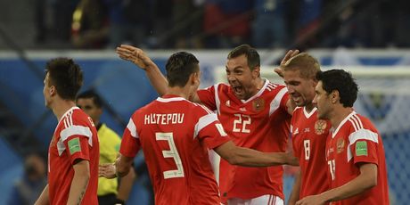 Artem Dzjuba slavi sa suigračima (Foto: AFP)