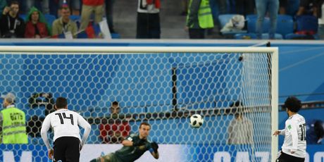 Mohamed Salah zabija gol iz penala (Foto: AFP)