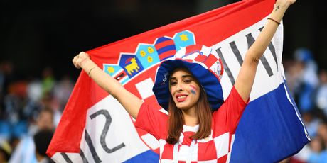 Hrvatske navijačice na tribinama (Foto: AFP)