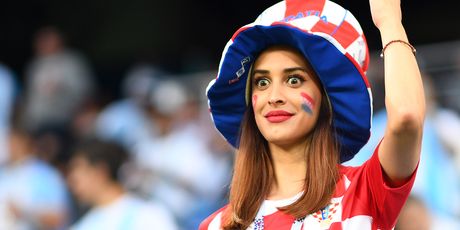 Hrvatske navijačice na tribinama (Foto: AFP)