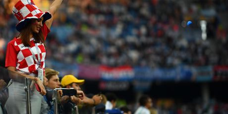 Hrvatske navijačice na tribinama (Foto: AFP)