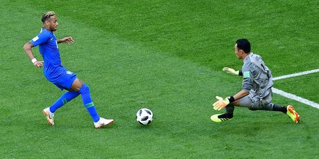 Keylor Navas protiv Neymara (Foto: AFP)