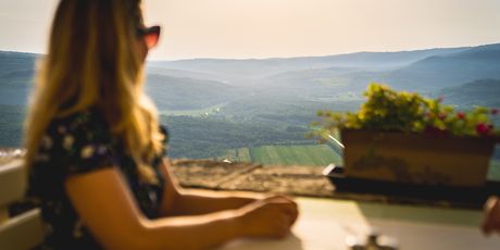 Pogled koji se pruža iz restorana Pod Voltom, Motovun