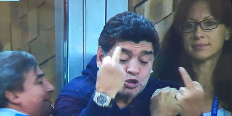 Diego Maradona i srednjaci (Screenshot)