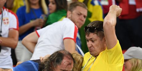 Brazilci tuku srpske navijače (Foto: AFP)
