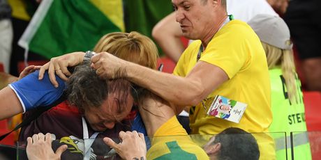 Brazilci tuku srpske navijače (Foto: AFP)