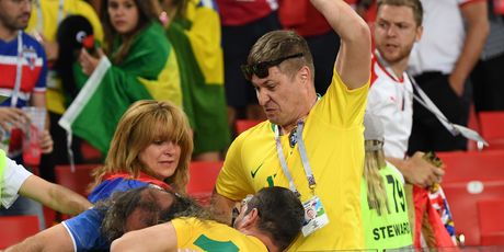 Brazilci tuku srpske navijače (Foto: AFP)