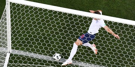 Gary Cahill spašava s crte (Foto: AFP)